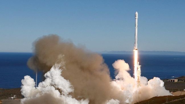 You are currently viewing SpaceX Sukses Luncurkan Satelit Internet Kecepatan Tinggi
